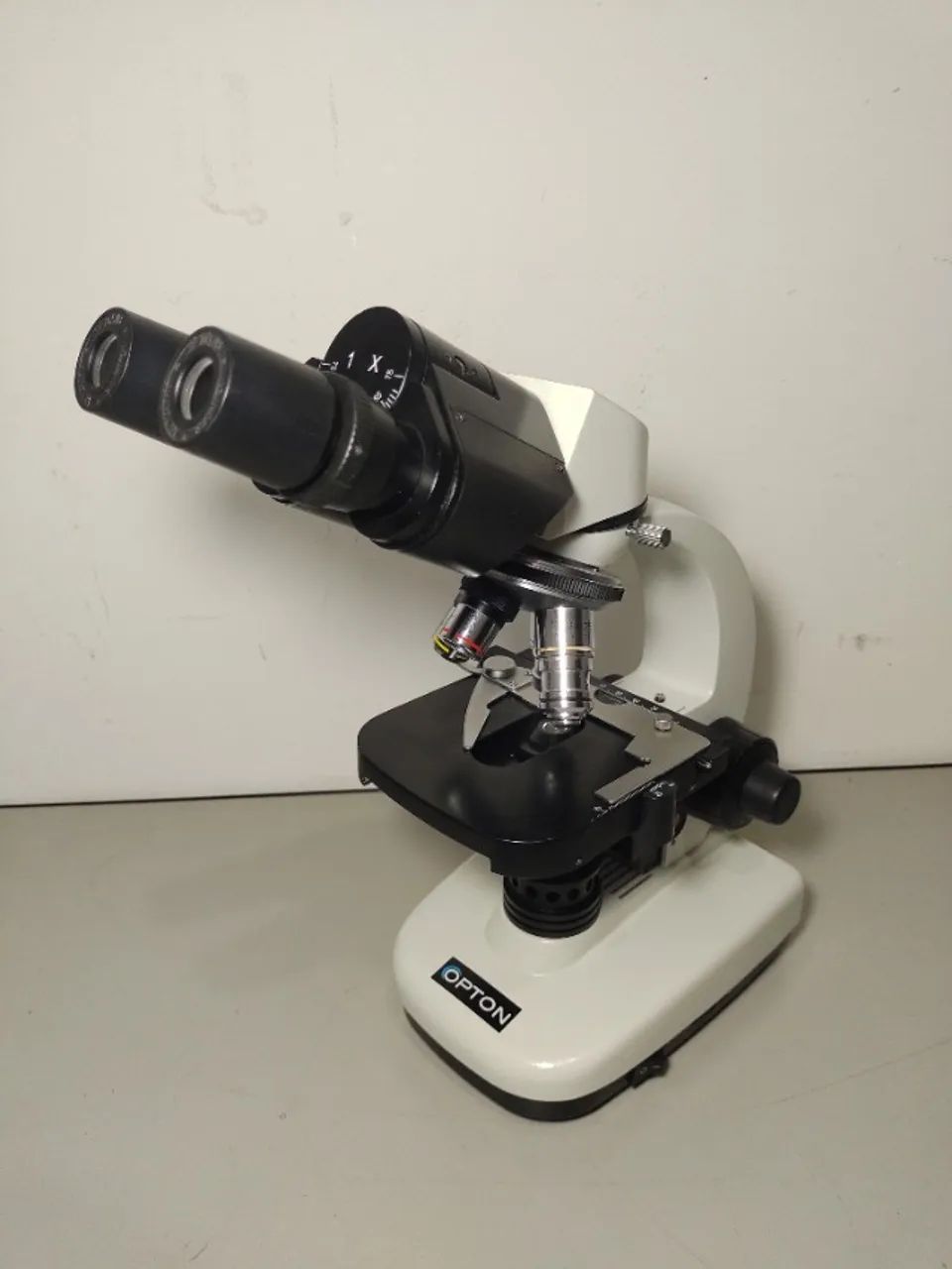 Microscópio Opton