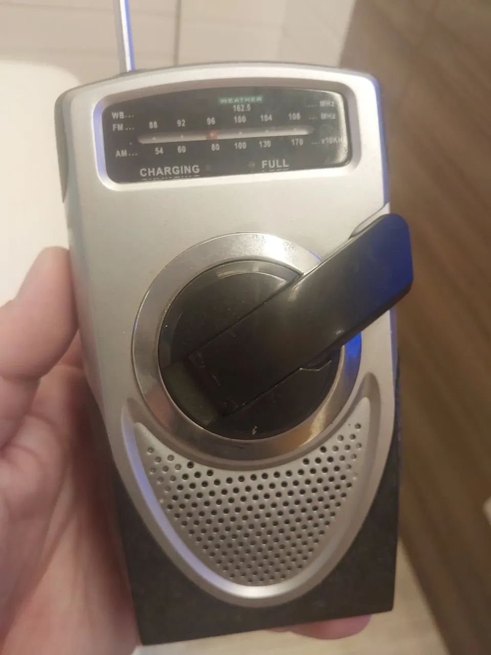 Vendo rádio manivela am fm antigo funcionando 