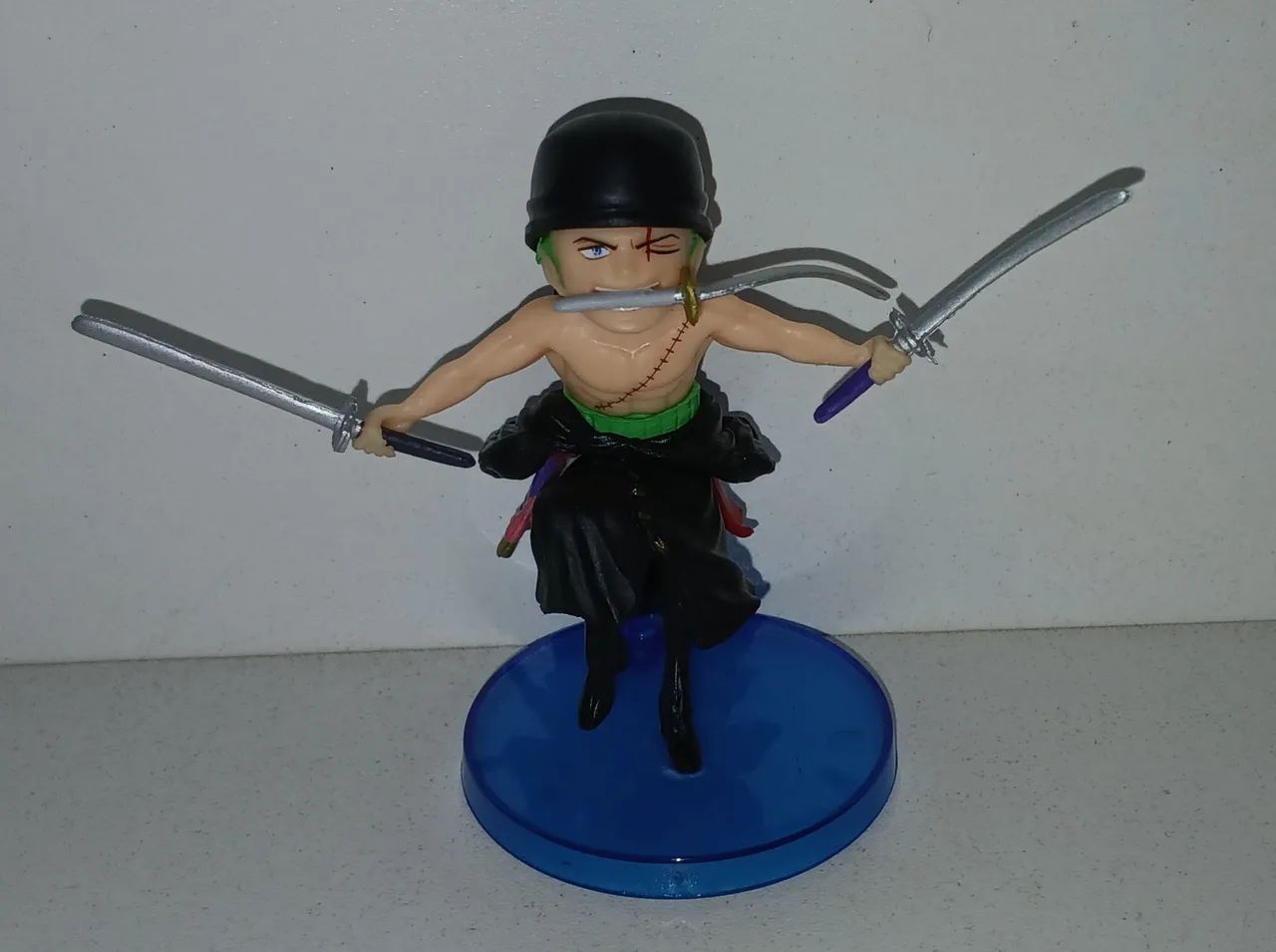 BONECO ACTION FIGURE MINIATURA ONE PIECE RONONOA ZORO