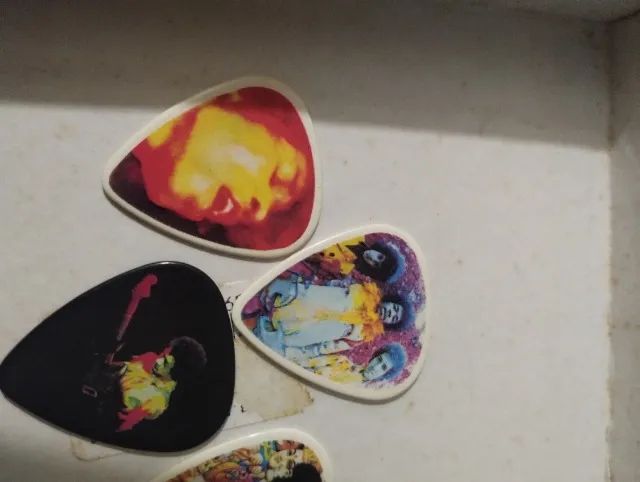 JIMI HENDRIX ,  4 PALHETAS PARA GUITARRA VARIADAS E IMPORTADAS - Foto 5