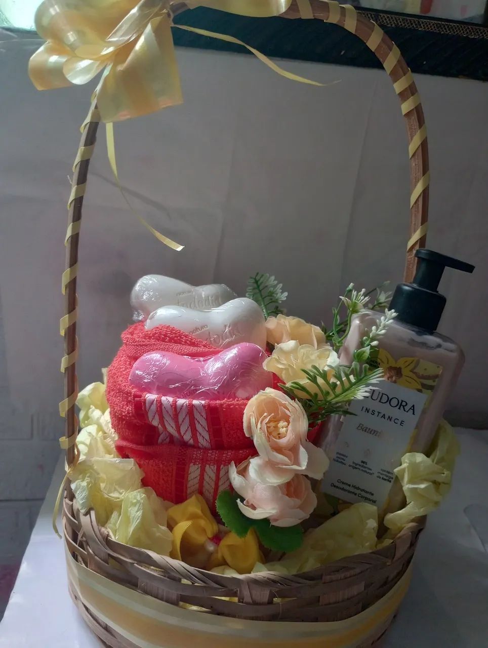 Cesta com toalha 100%algodao + sabonetes natura todo dia+ creme baunilha Eudora 