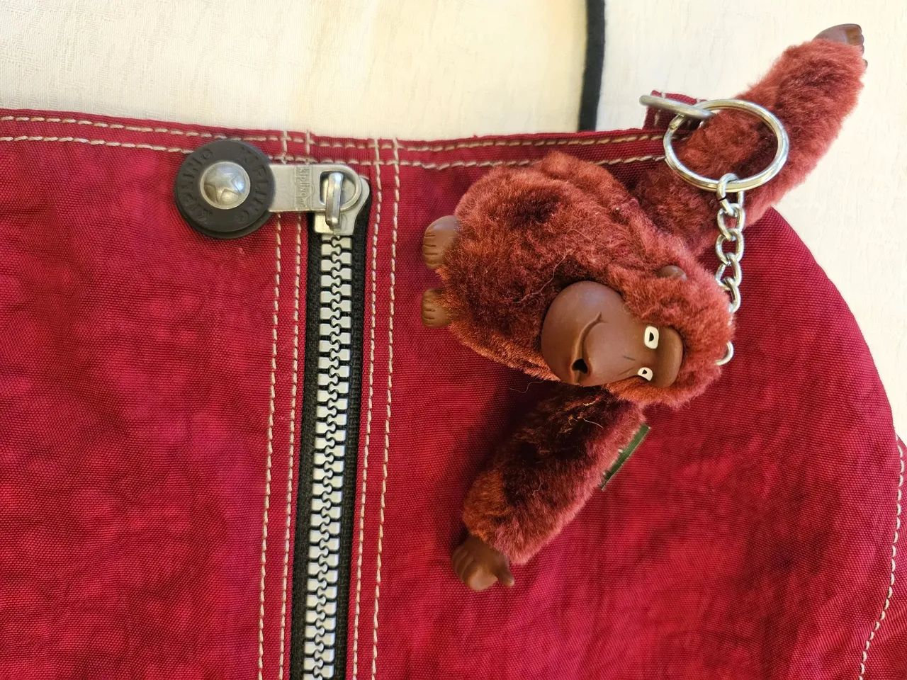 Mochila saco Kipling vermelha com macaquinho - Foto 3