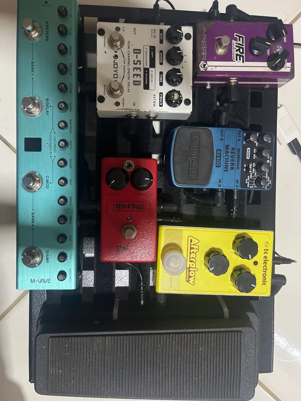Pedais e pedaleira de guitarra 