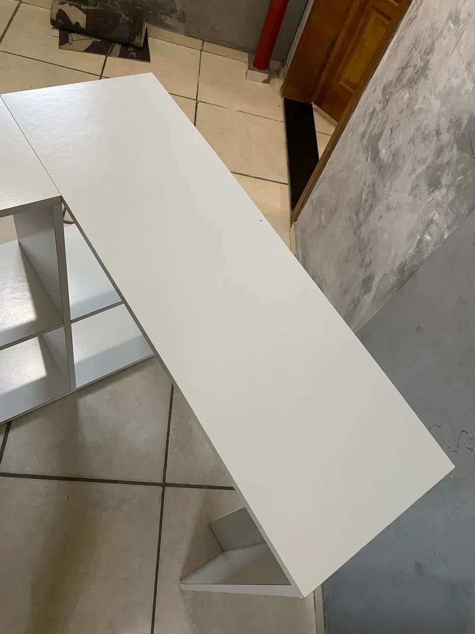 mesa em L branca com nichos - Foto 3