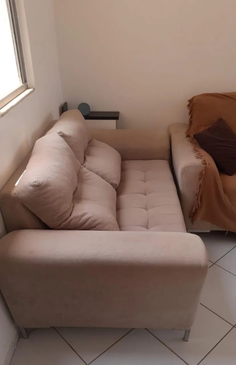 Sofá praticamente sem uso. 
