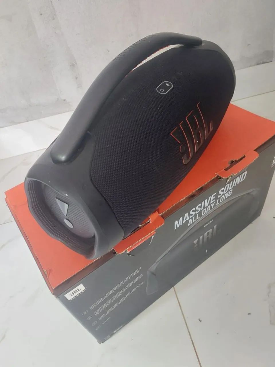 Vendo BOMBOX 3, 3 MESES DE USO, FUNICONA PERFEITAMENTE, NOTA FISCAOLL DE COMPRA.