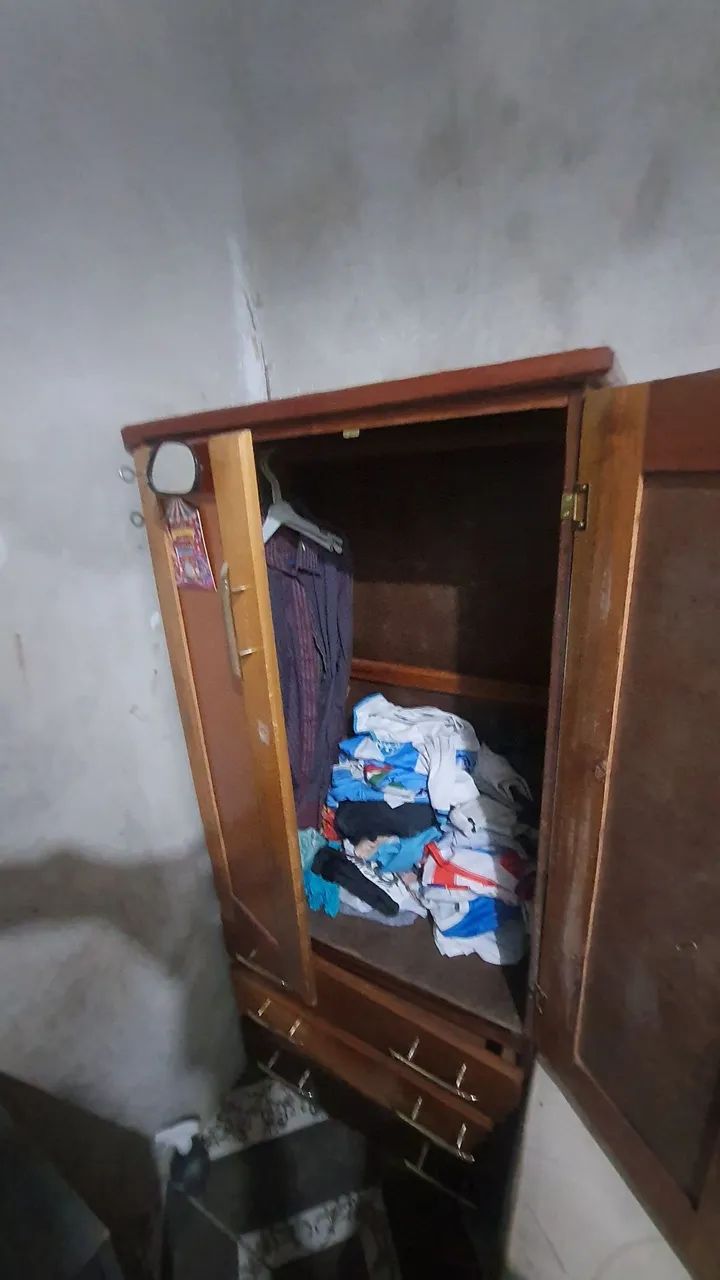guarda roupa de madeira 