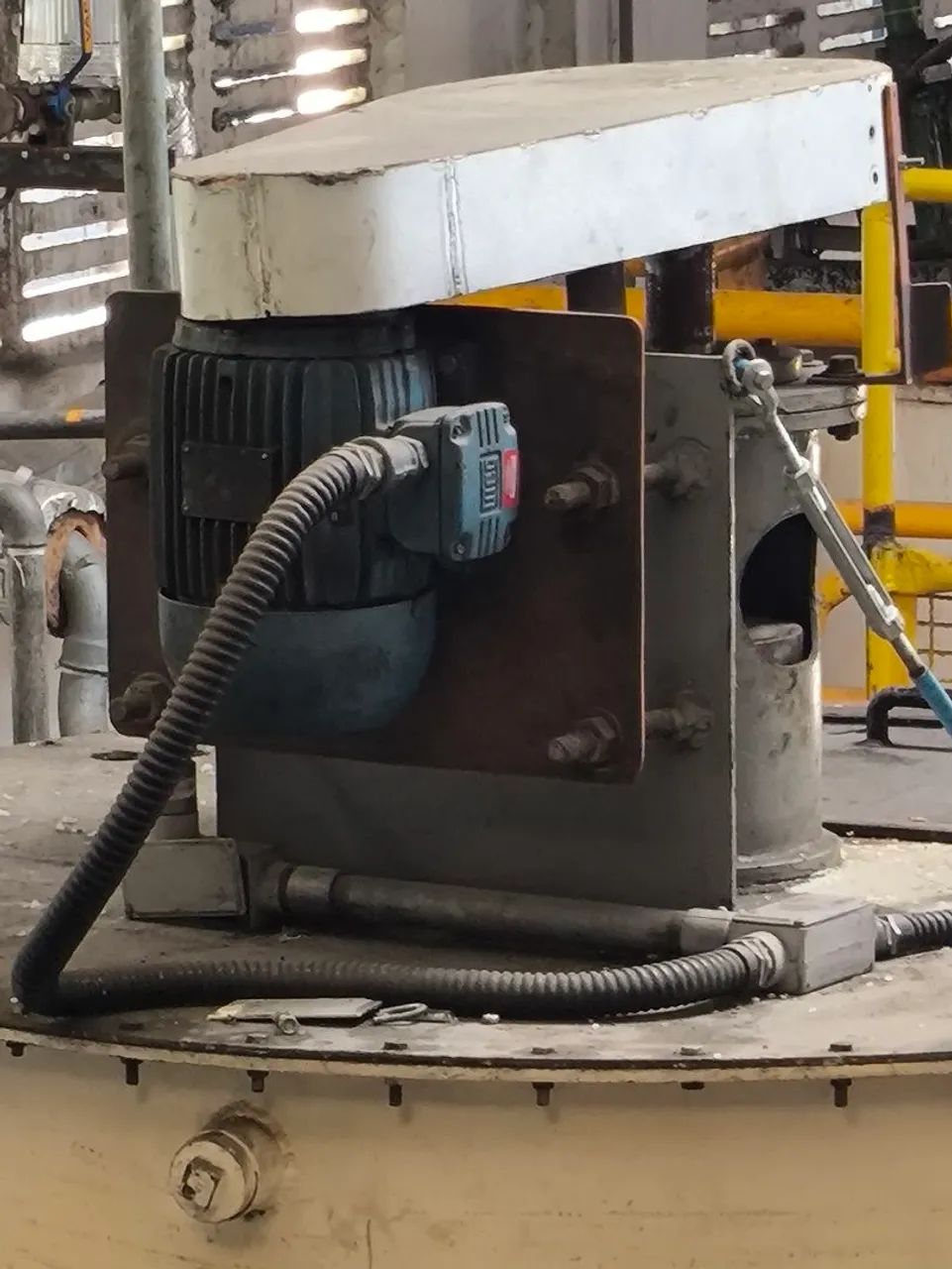Tanque 4.000 L aço carbono com misturador - Higienizado - Foto 4