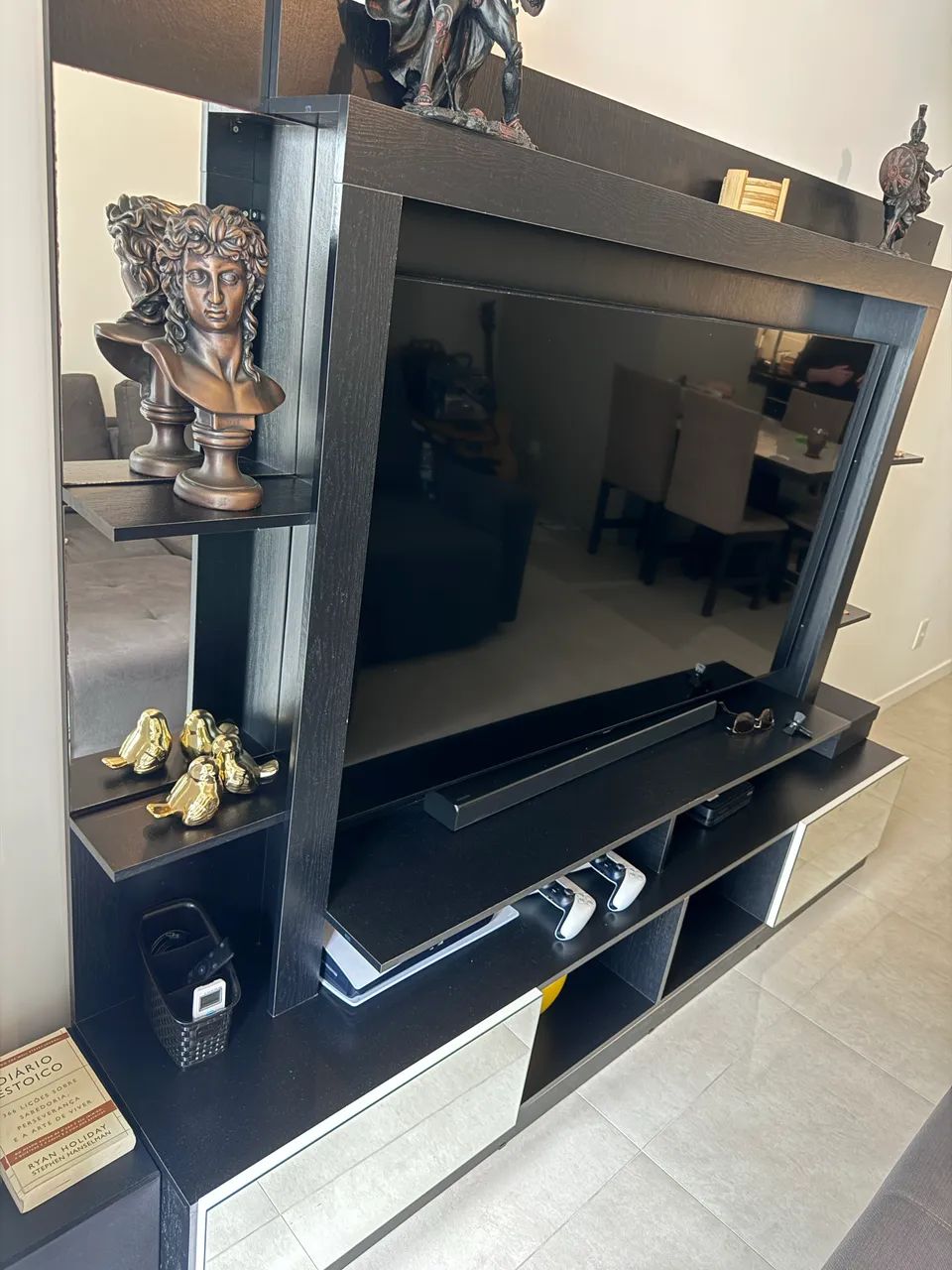 Desapego - Rack, Mesa de Jantar com 4 Cadeiras e Banquetas | Ótimos Preços - Foto 2