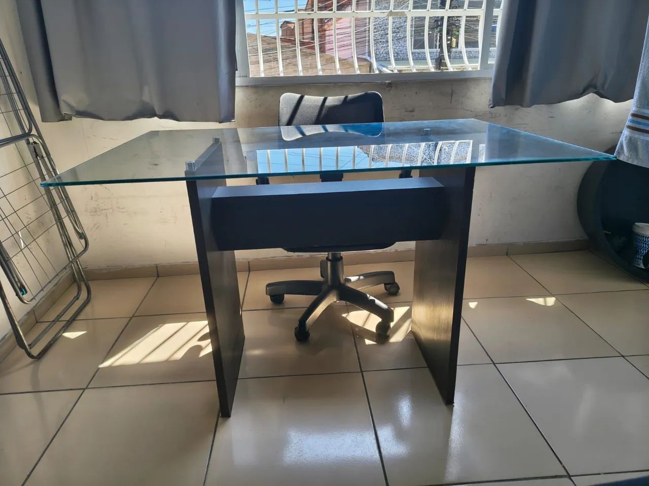 Cadeira frísoka com regulagem e mesa de vidro quadrada com 4 cadeiras  - Foto 5