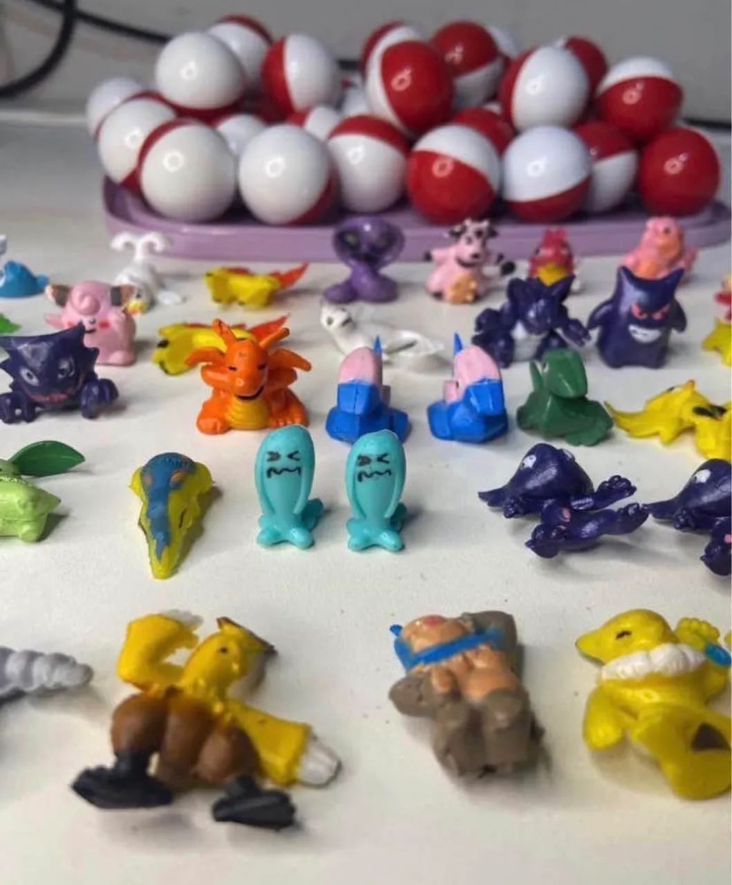 Lote miniaturas de Pokémon + pokebolas  - Foto 3