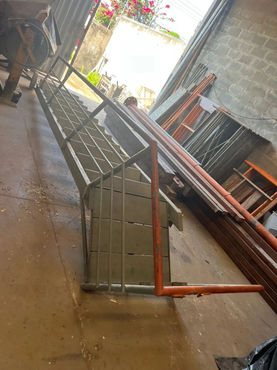 Escada Estruturada para Galpão ou Residência, em Ferro de 3m com 12 degraus - Foto 2