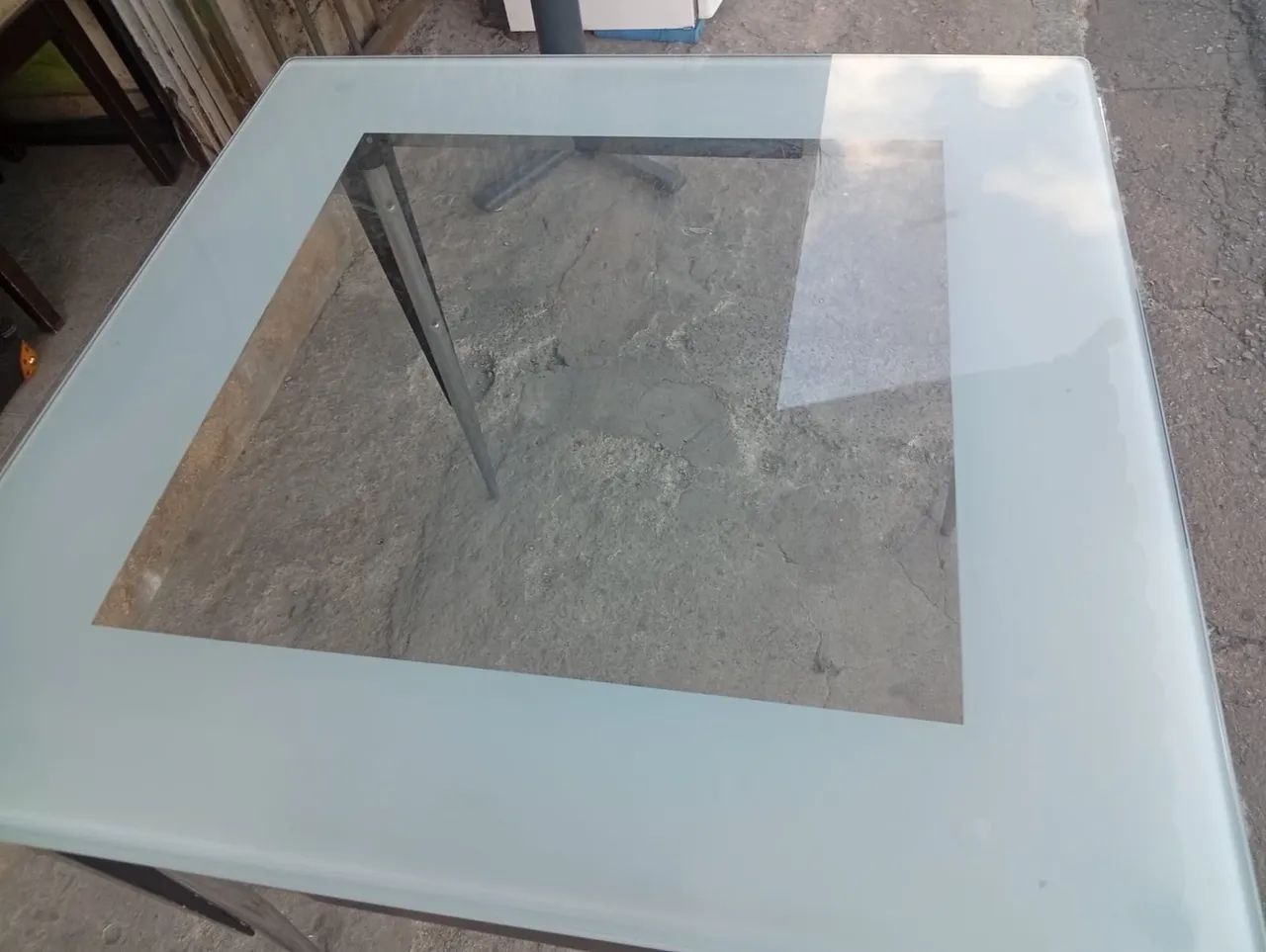 Mesa quadrada com vidro trabalhado e pés cromado  - Foto 3