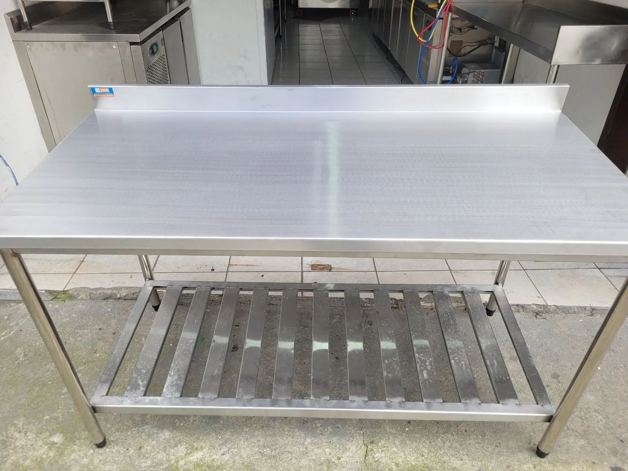 Mesa inox com paneleiro gradeado 