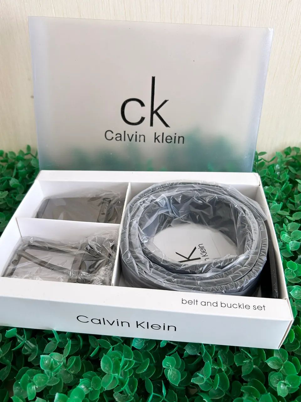 Cinto de couro Calvin Klein duas opções de fivela  - Foto 4