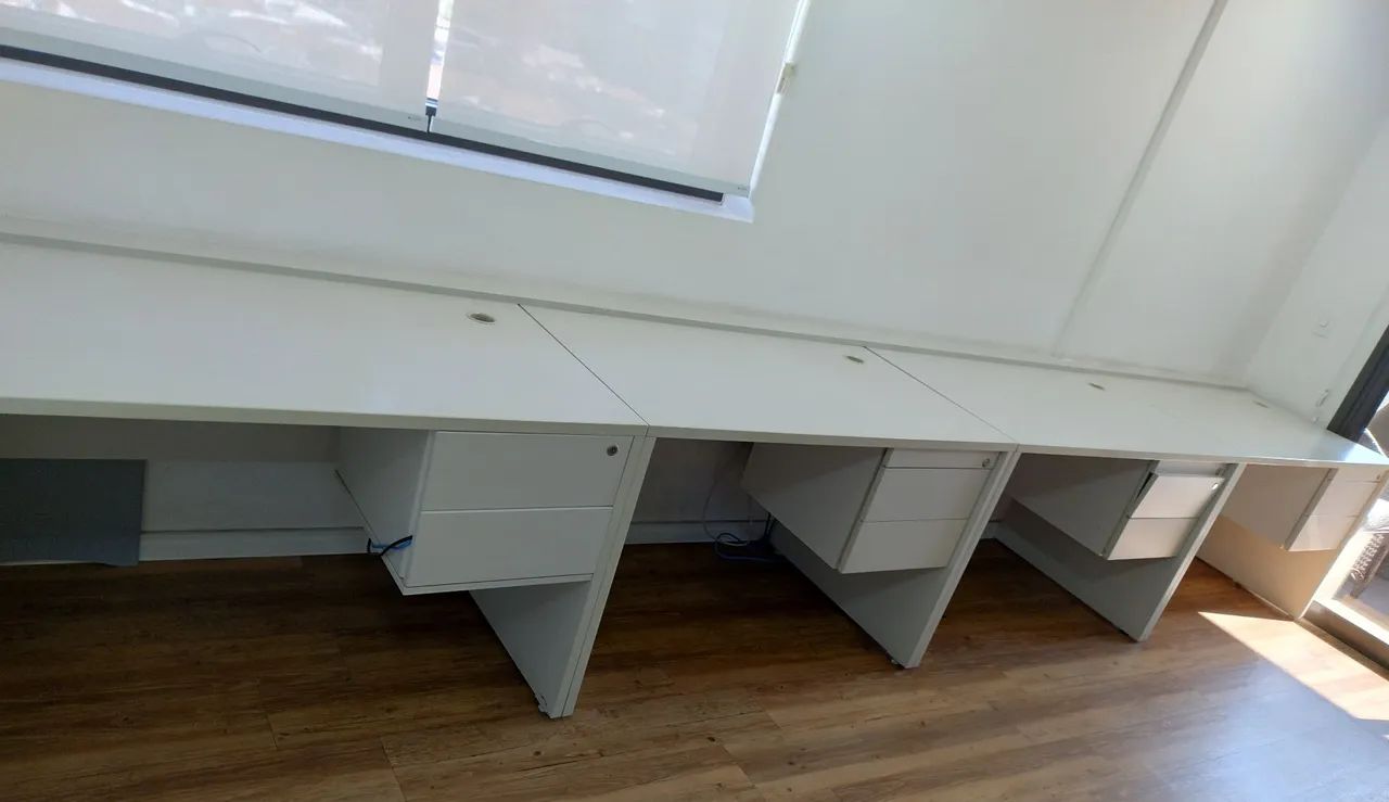kit com 6 mesas e 6 cadeiras de escritório.