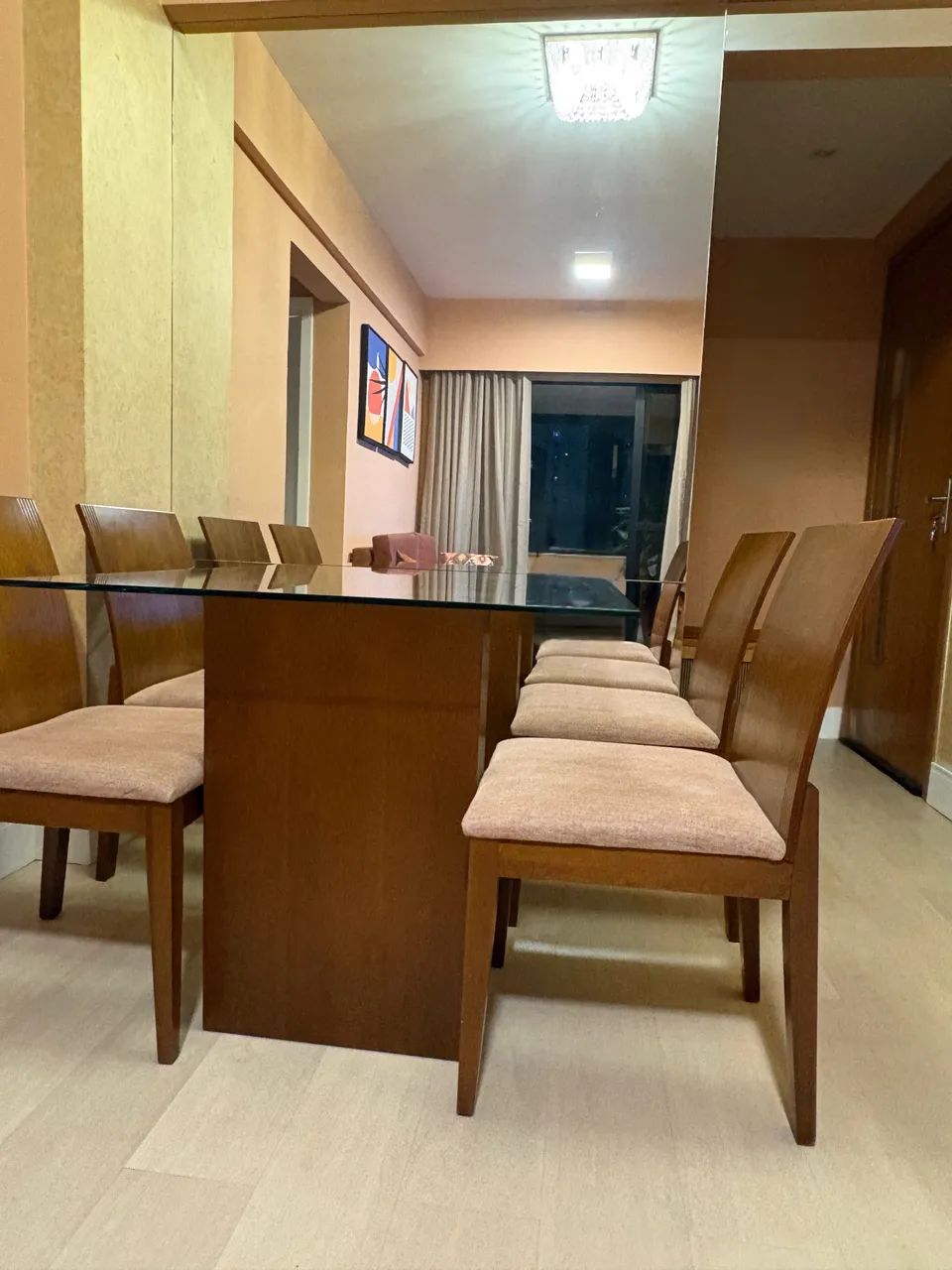 MESA RETANGULAR COM QUATRO CADEIRAS