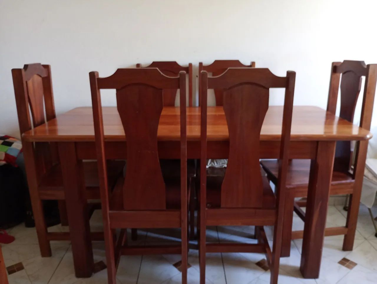 Mesa retangular de madeira pura com 6 cadeiras de madeira também  - Foto 3
