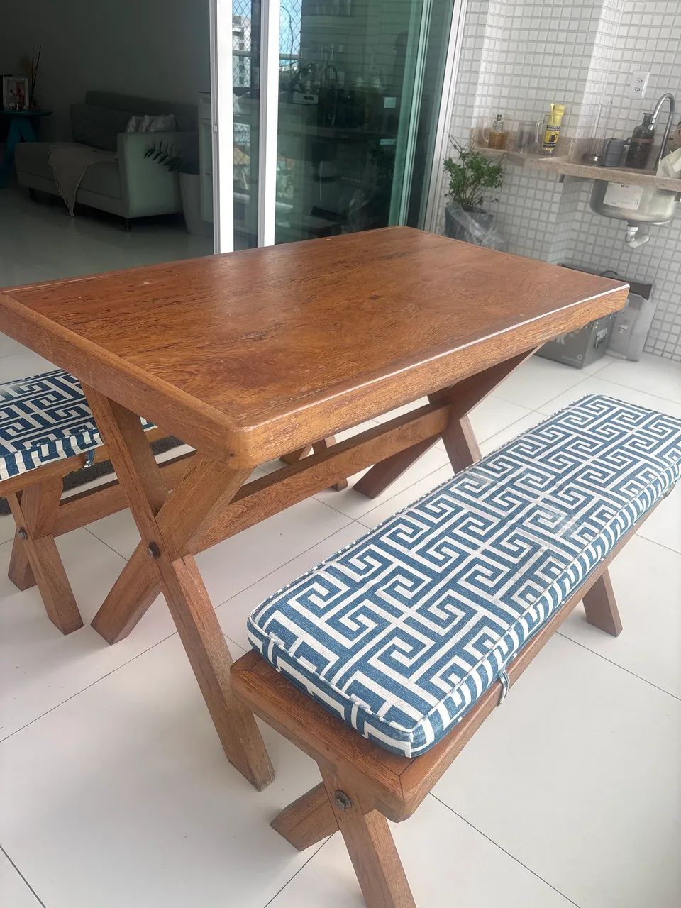 Mesa de Madeira e bancos  - Foto 3