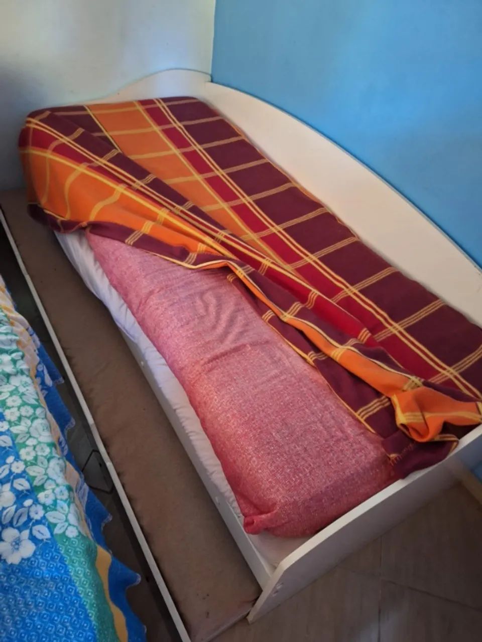 Cama de solteiro com outra em baixo (84 cm x 190 cm) Em bom estado, com os 2 colchões - Foto 3
