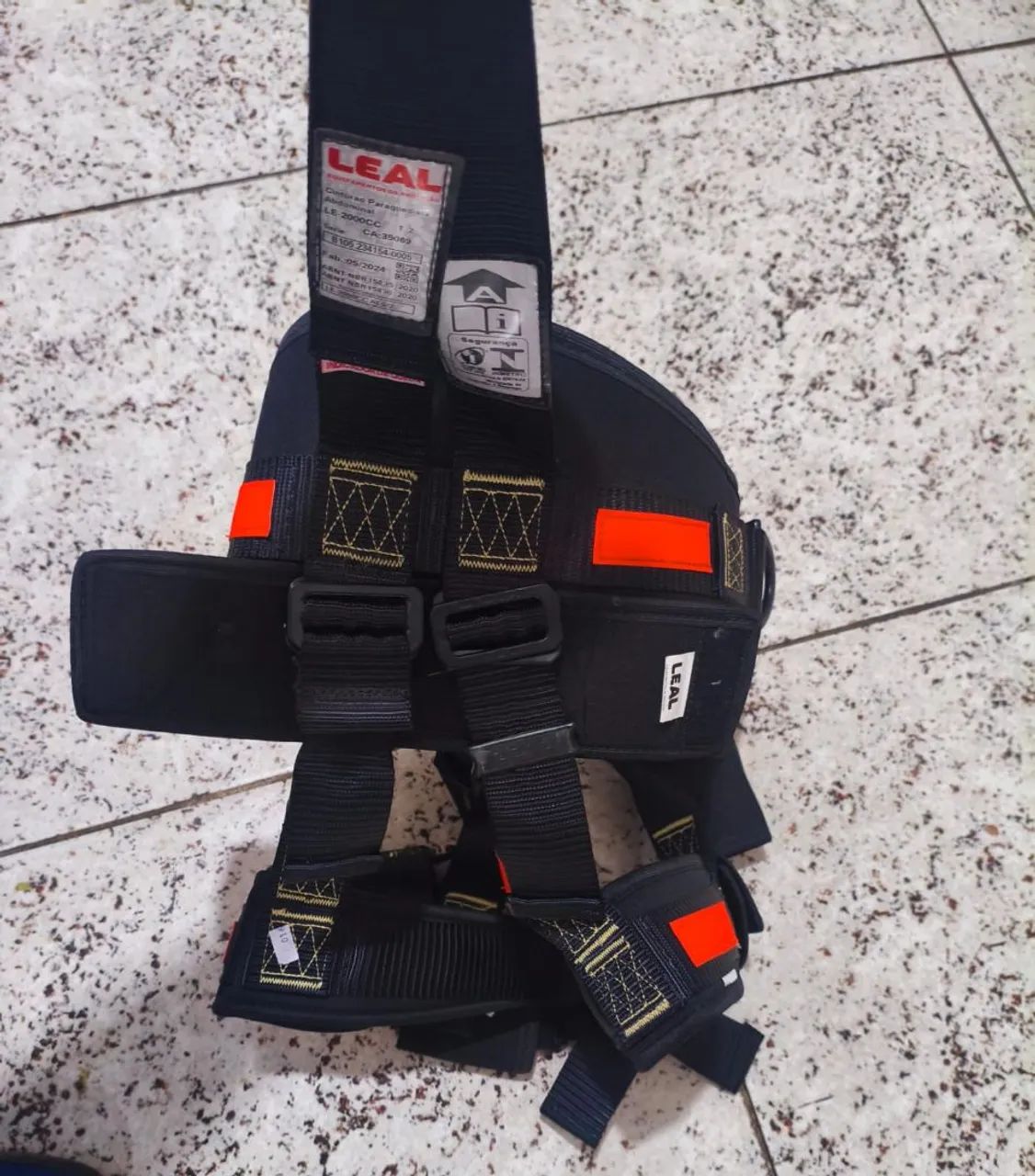 Cinto de segurança tipo paraquedista com cinturão abdominal e perneiras acolchoadas,  - Foto 3