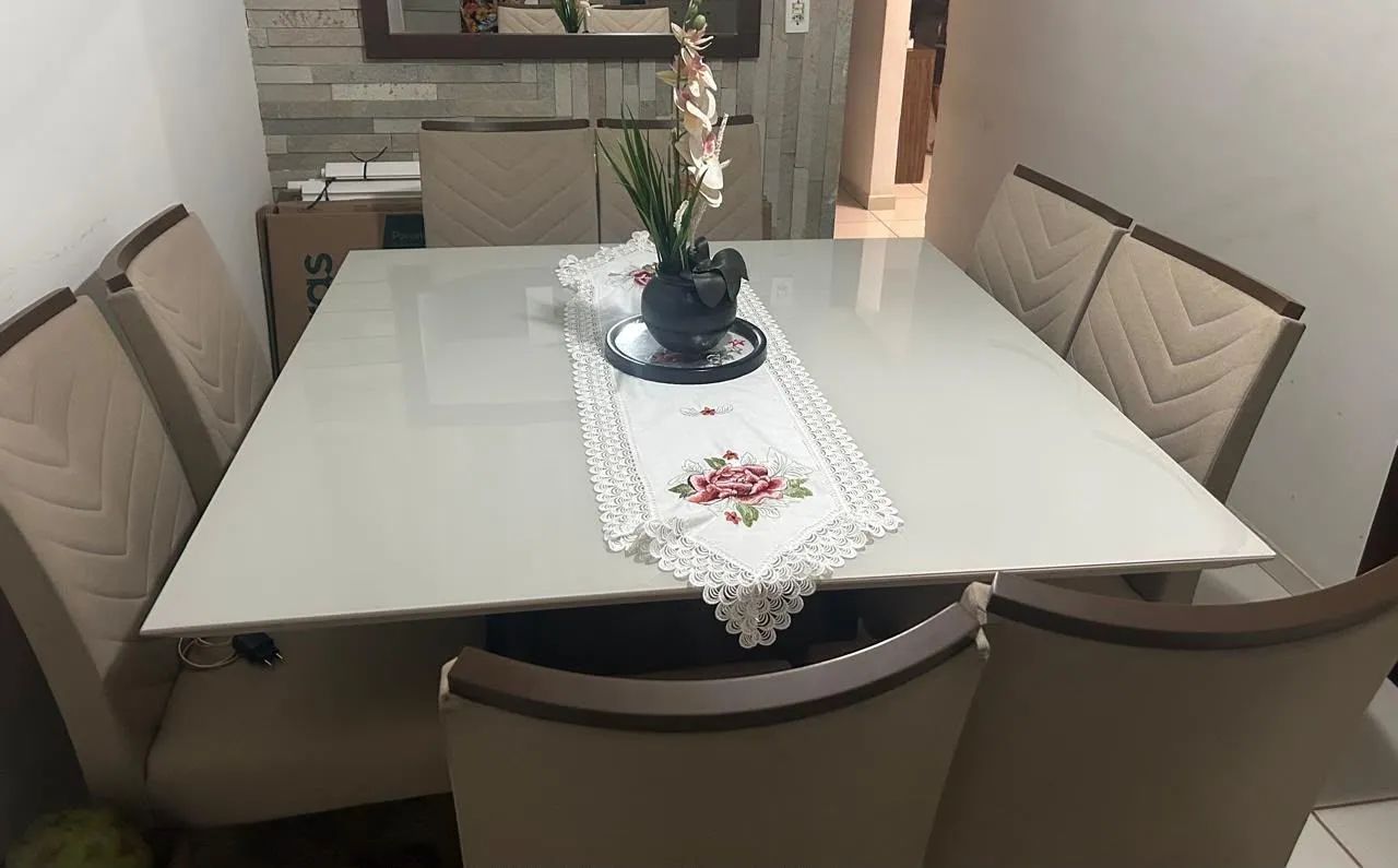 Mesa de 8 lugares em mdf