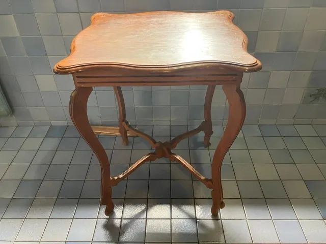 Mesa lateral francesa de estilo provincial