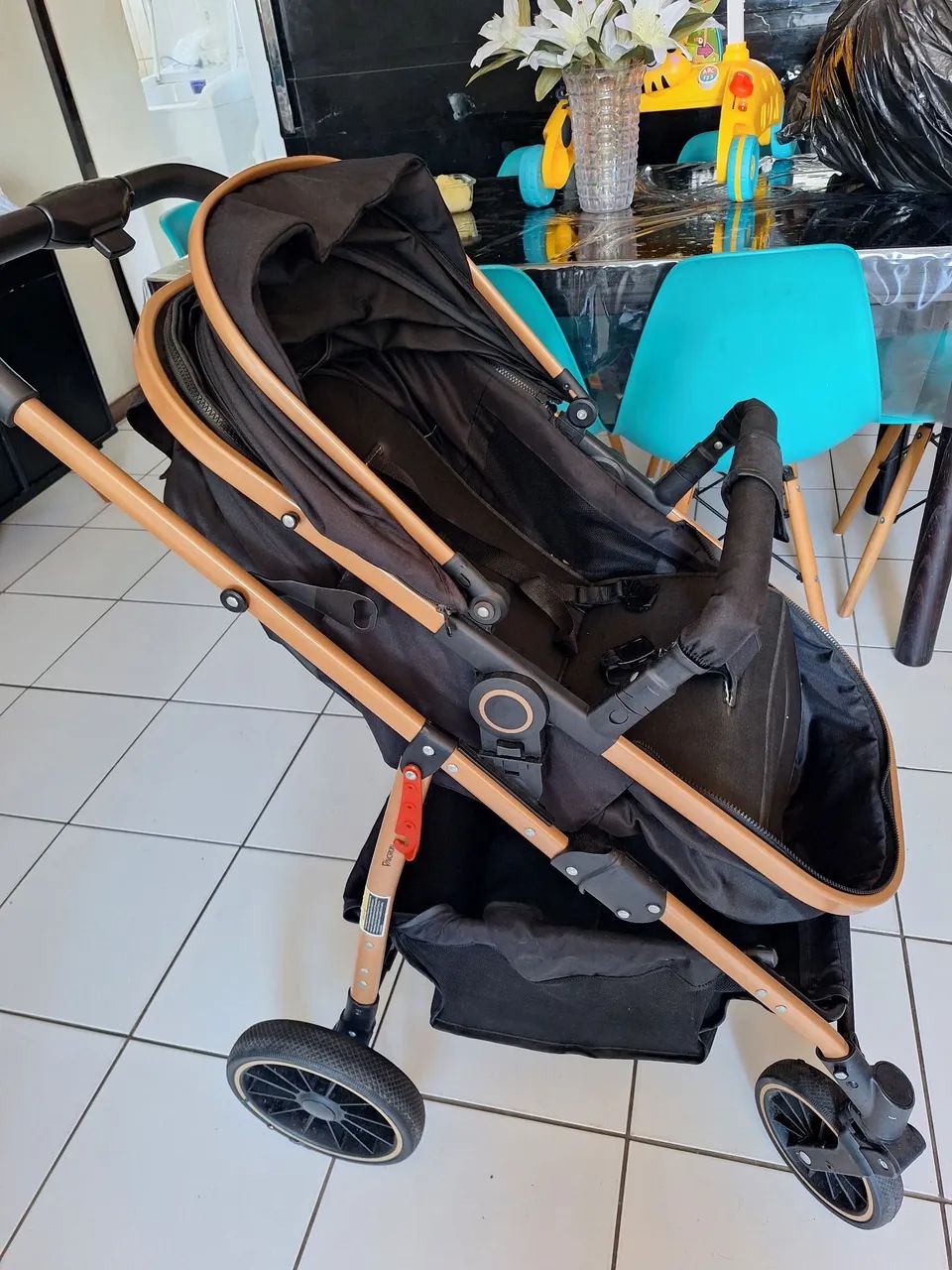 Carrinho de bebê com bebê conforto  - Foto 2