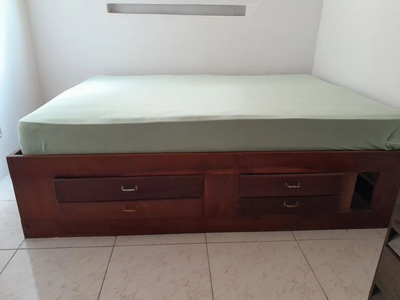CAMA CASAL MADEIRA IPÊ COM 8 GAVETAS E COLCHÃO COM CAPA.