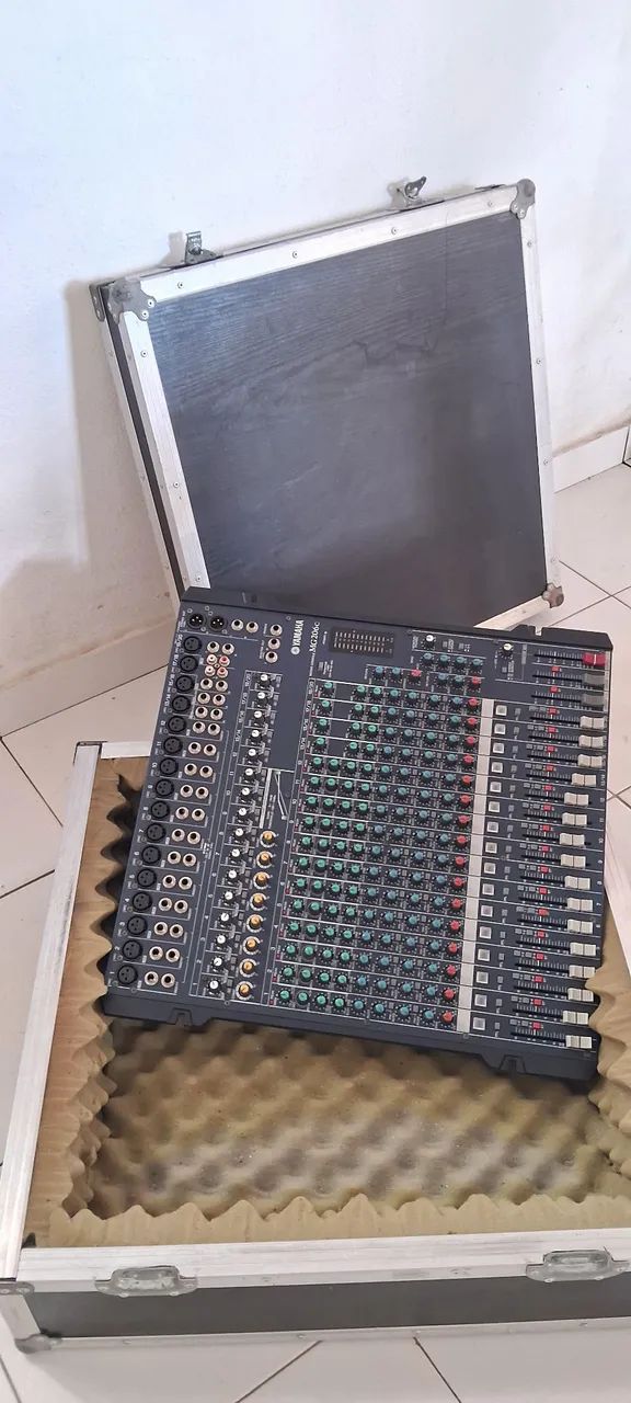 Mesa yamaha MG 206c semi nova + case - Foto 5