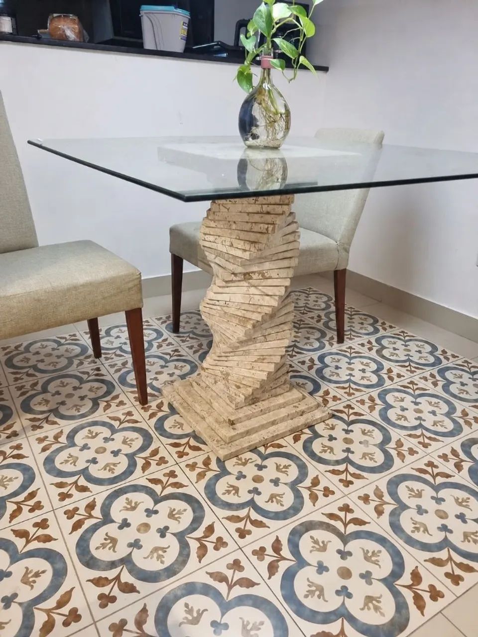 Mesa de vidro com base de mármore travertino 6 a 8 lugares