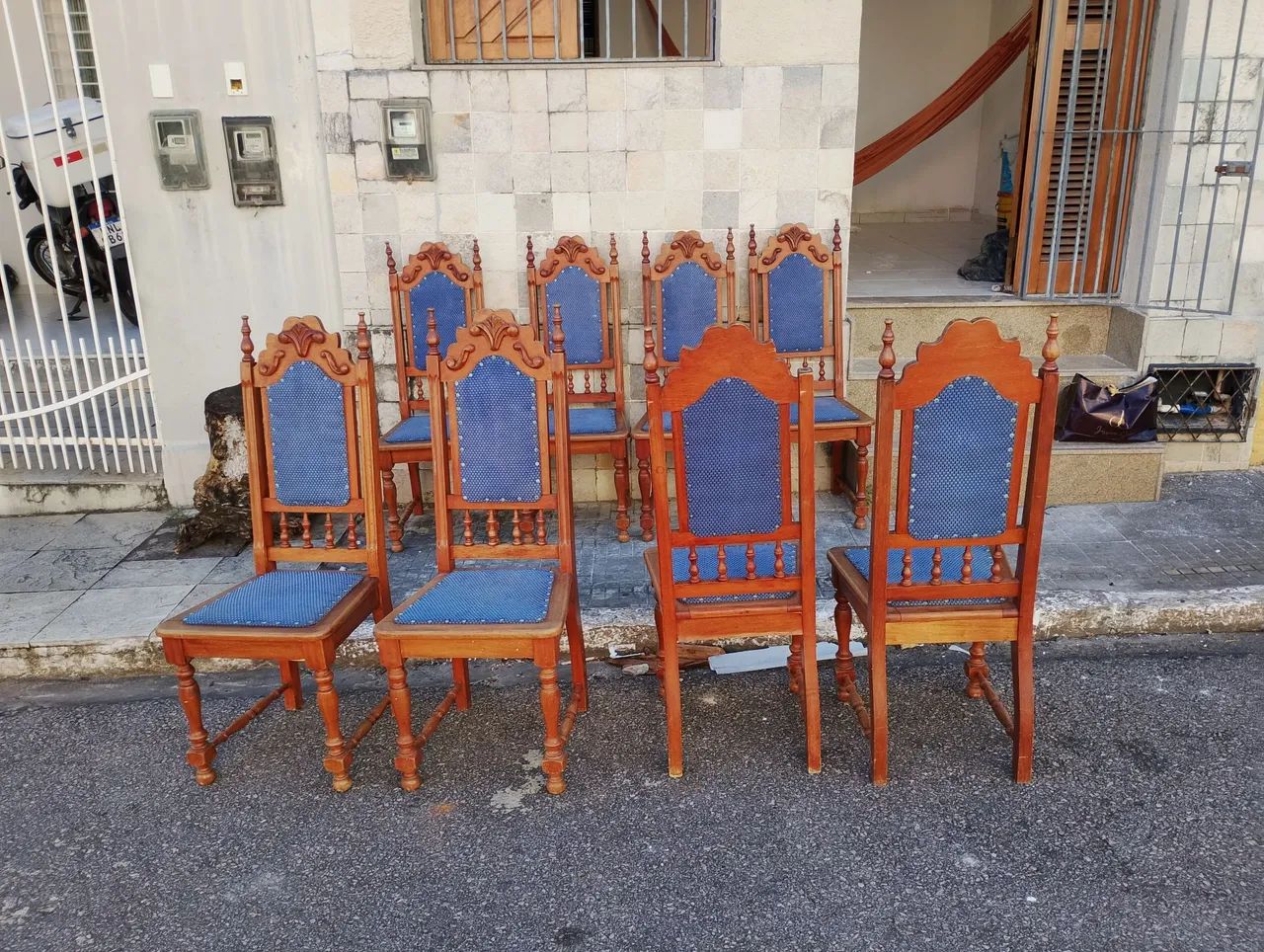 6 cadeiras colonial usadas 250 reais a unidade  - Foto 3