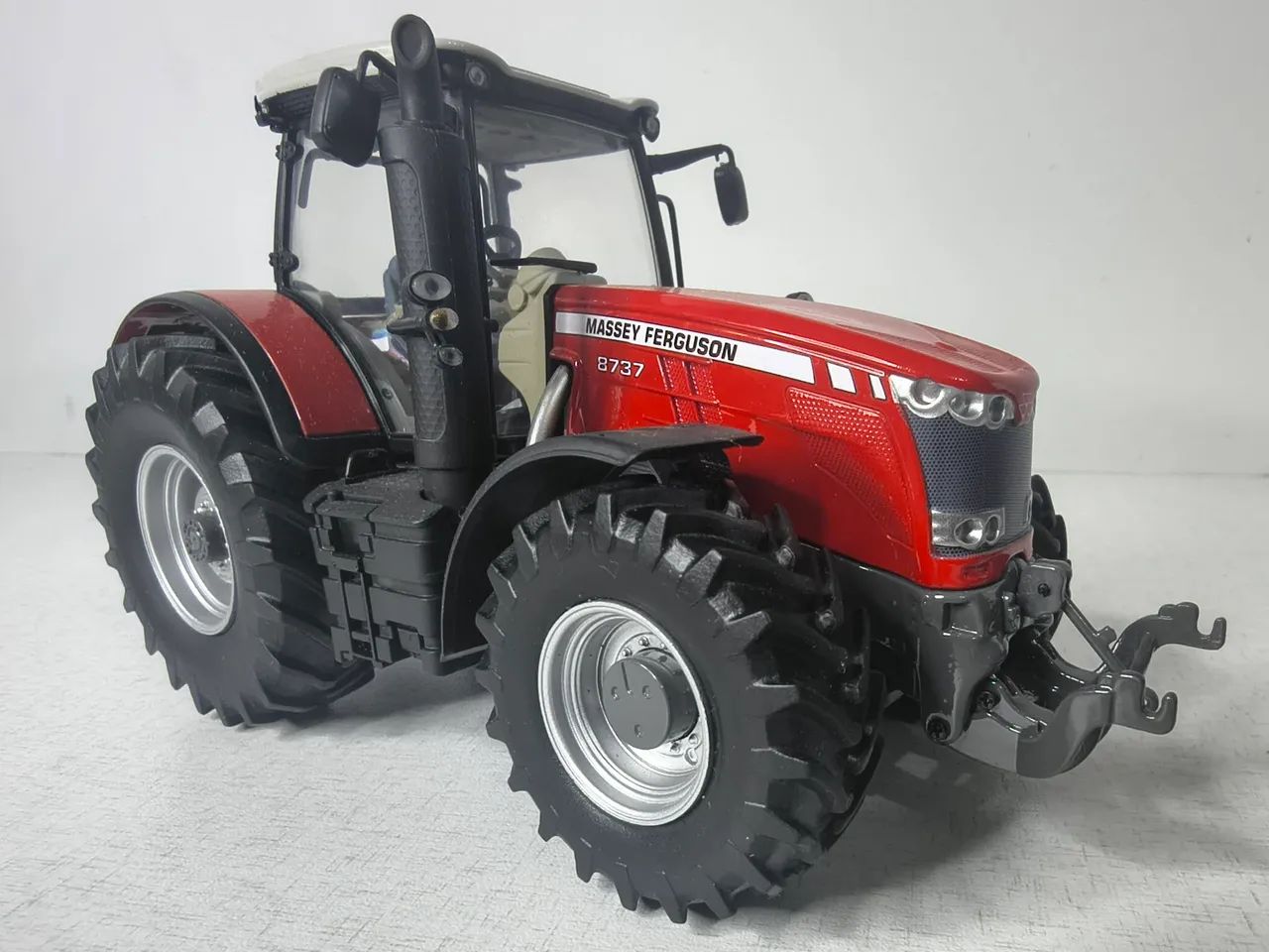 Miniatura Massey Ferguson 8737