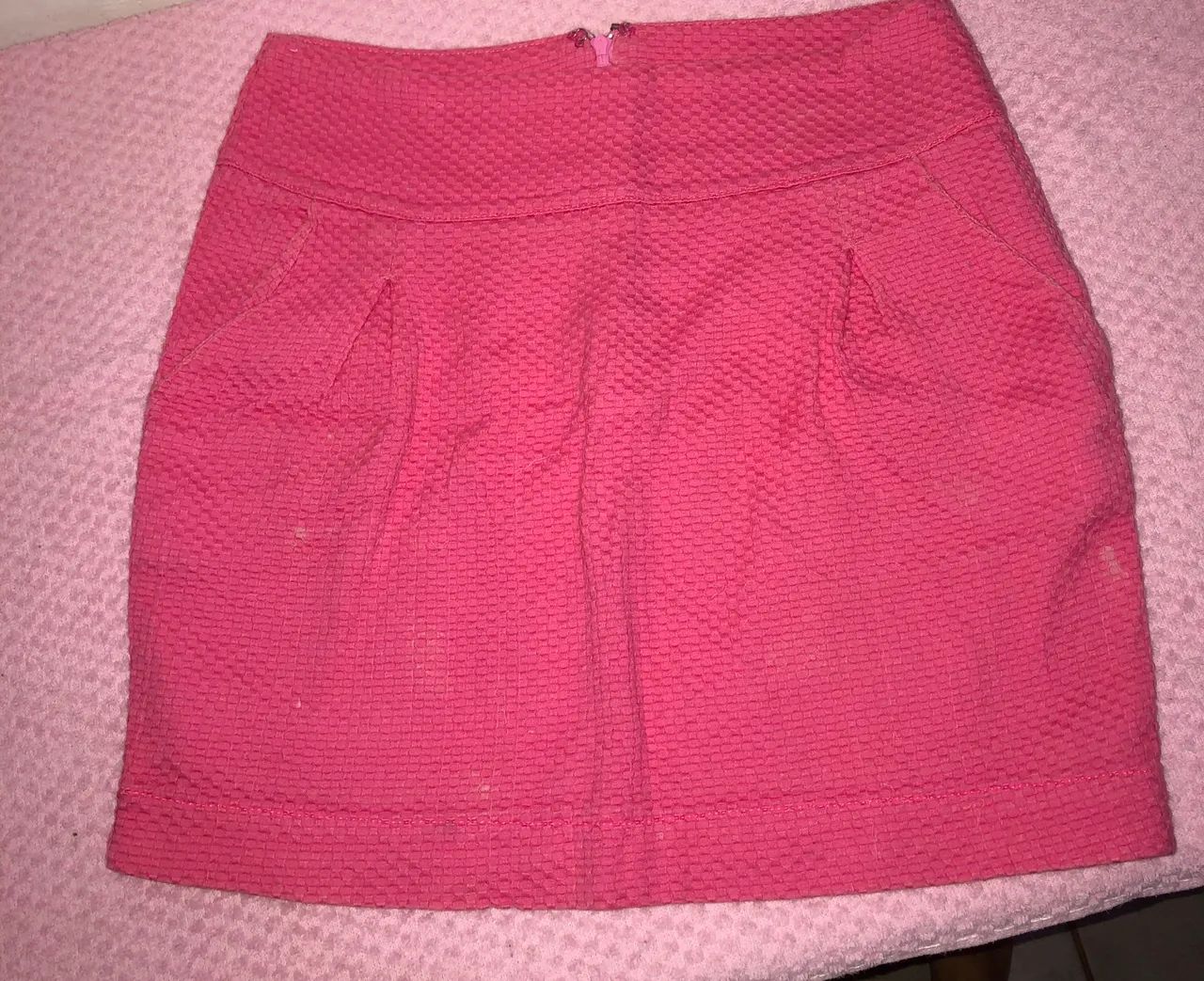 Minissaia Rosa Texturizada com Bolsos e Zíper Traseiro