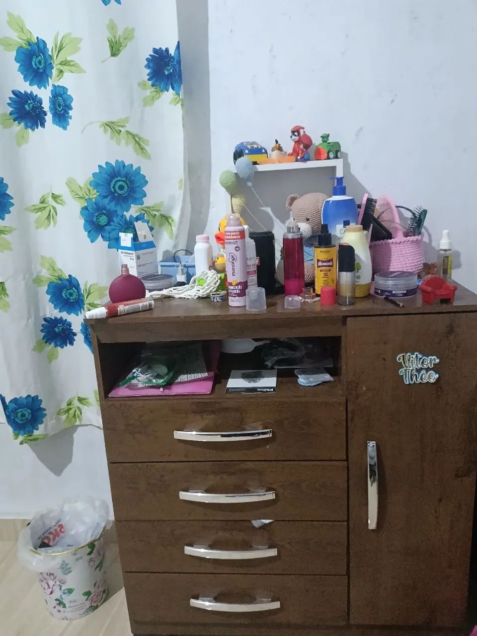 Cômoda infantil 4 gavetas e uma porta do lado direito