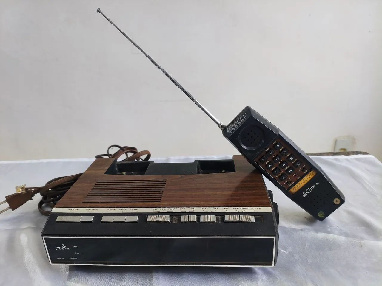 Rádio relógio e telefone antigo. - Foto 2