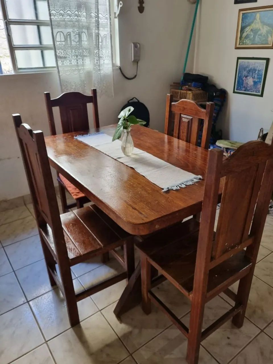 Mesa de madeira 4 lugares e cadeiras