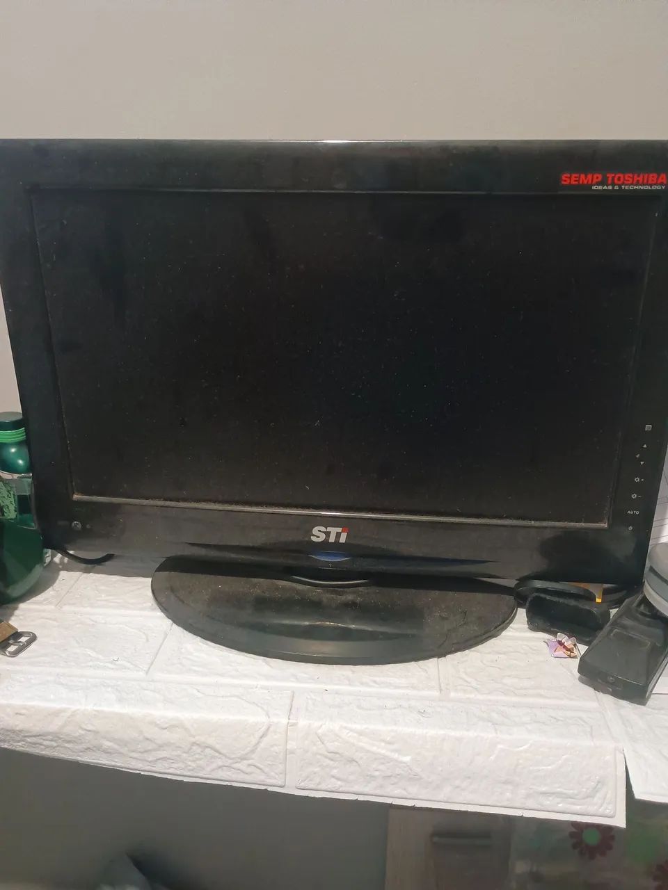 Monitor e torre de computador 