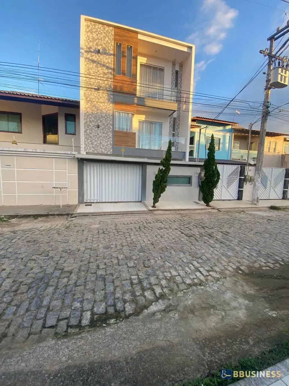 Casa Triplex Imponente com 330m², 5 dormitórios, sendo 2 suites - Guarus, Campos dos Goyta