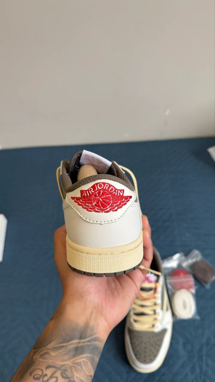 AIR JORDAN 1 TRAVIS SCOTT - Foto 4