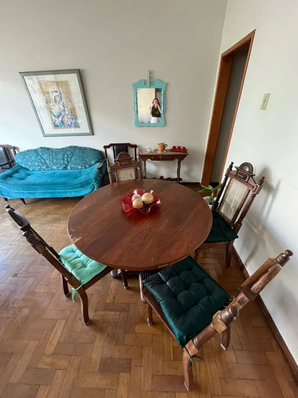 Mesa madeira maciça, linda! Base trabalhada.