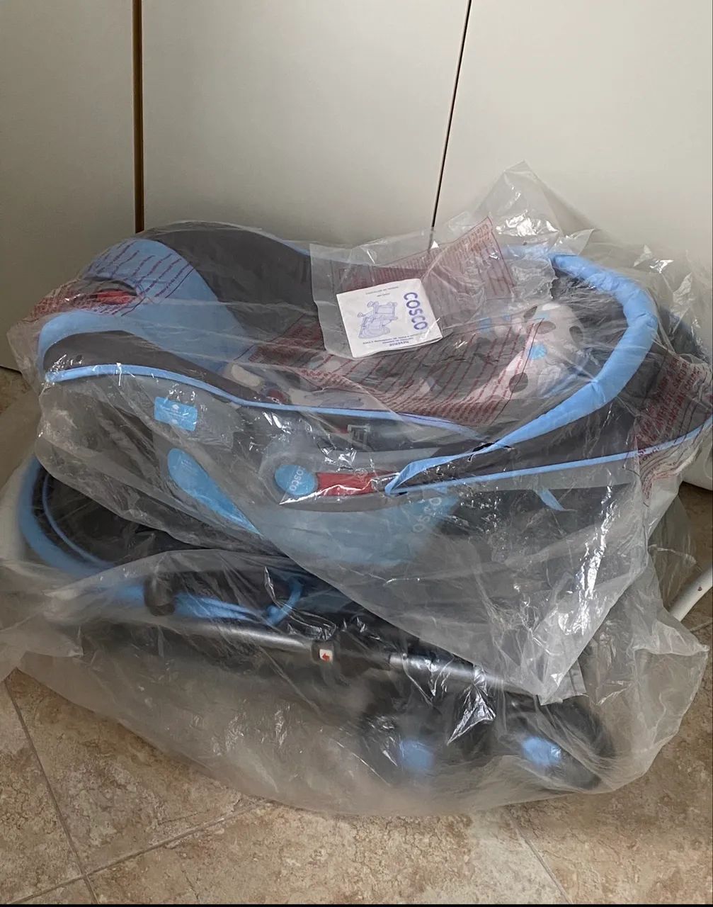 Carrinho de bebê com bebê conforto Cosco
