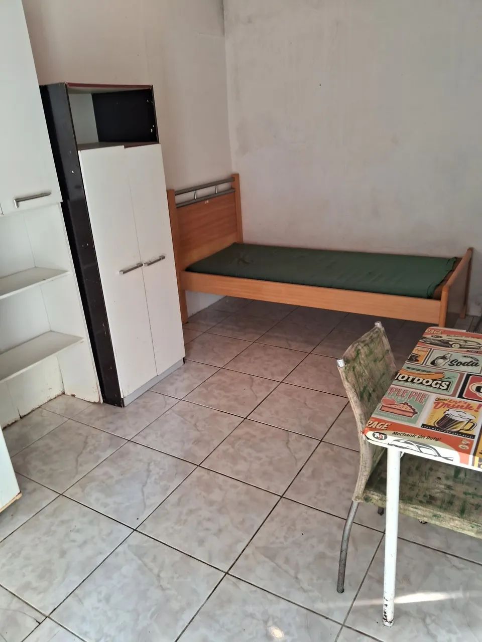 Alugo kitinet pequena para uma pessoa 