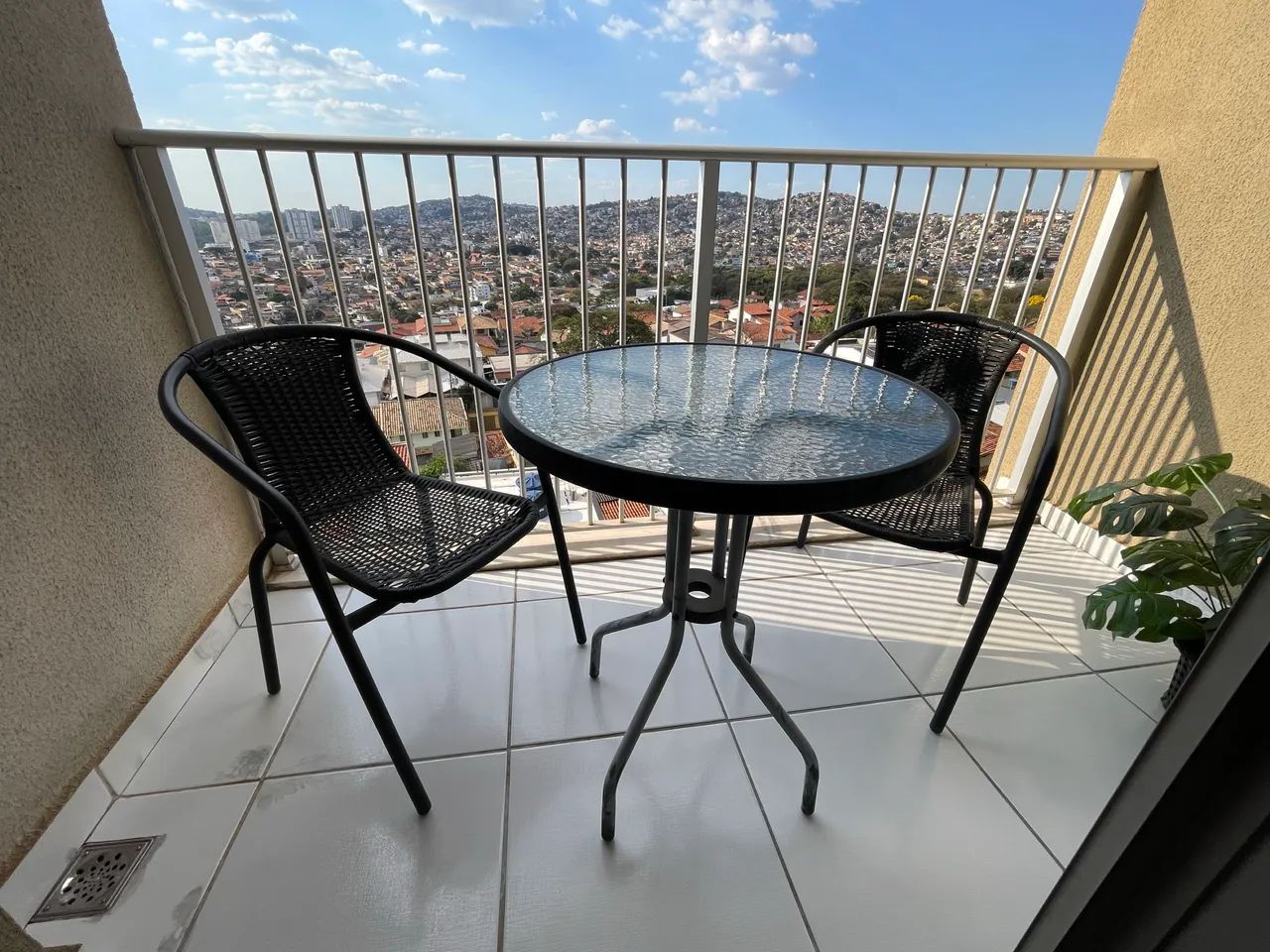 Conjunto mesa + 2 cadeiras varanda jardim