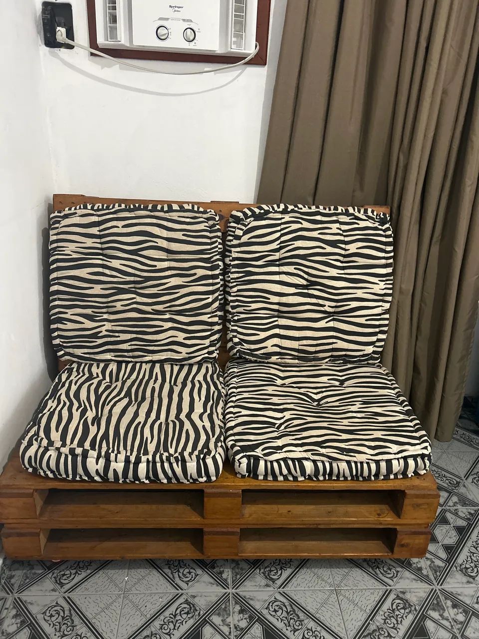 Sofá de Pallet com almofadas 1,20cm