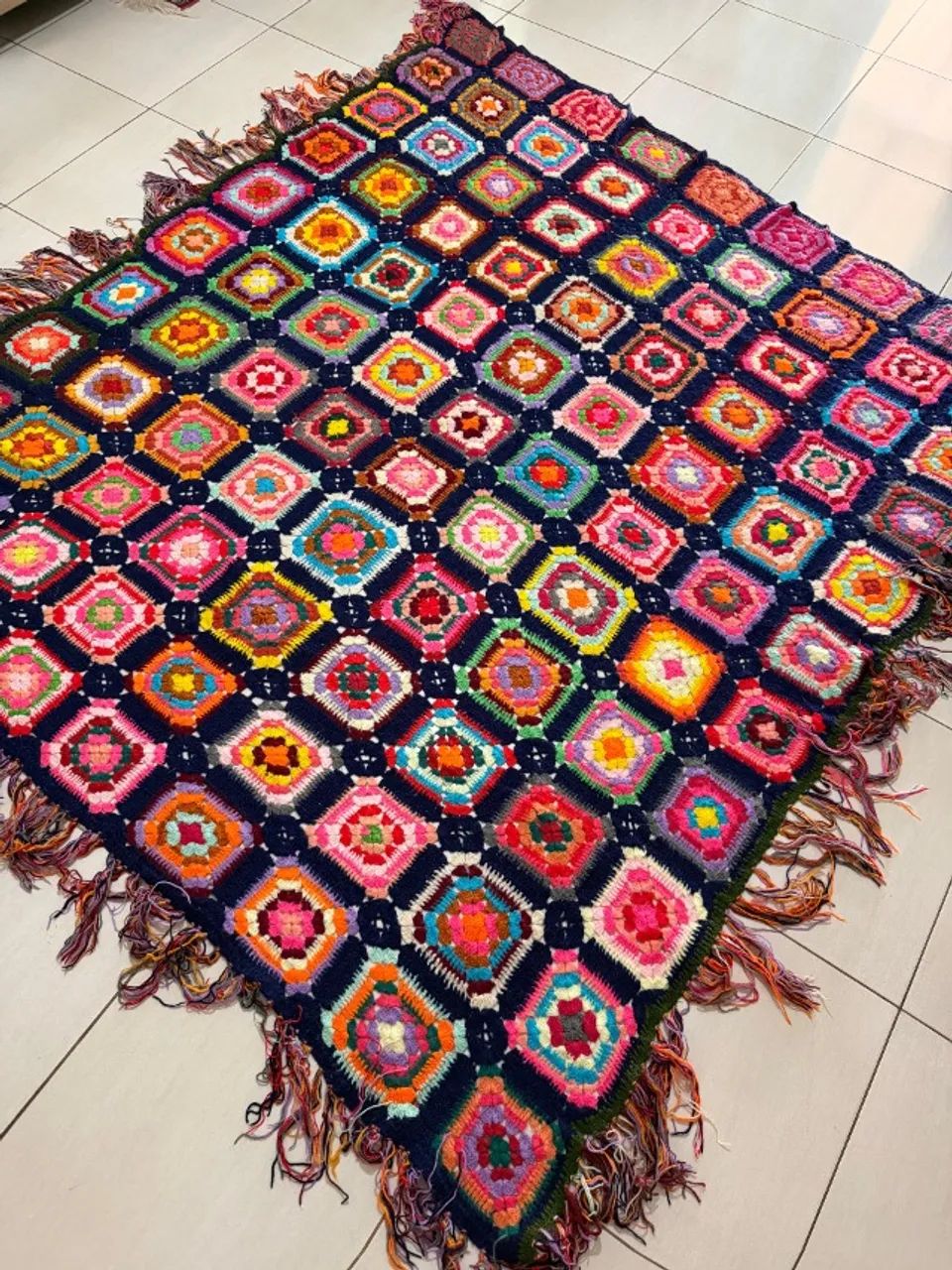 Colcha de crochê artesanal colorida com franjas