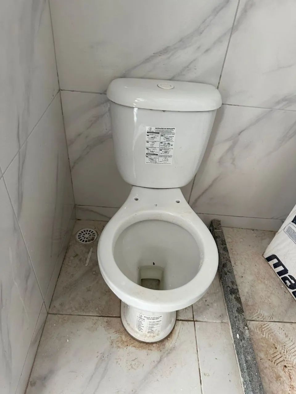 Bacia acoplada, Pia de banheiro, pia de cozinha e porta de vidro 