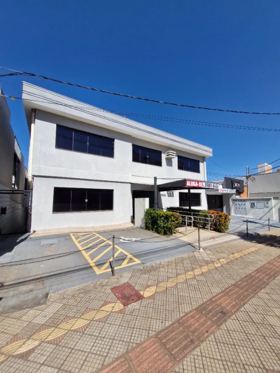 Prédio comercial em frente à Igreja Universal