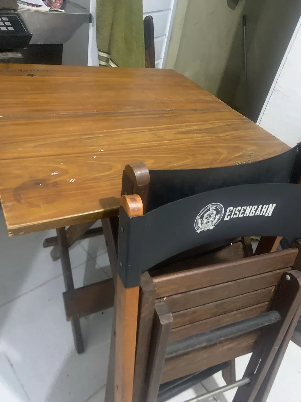 Mesas dobrável e 2 cadeiras 