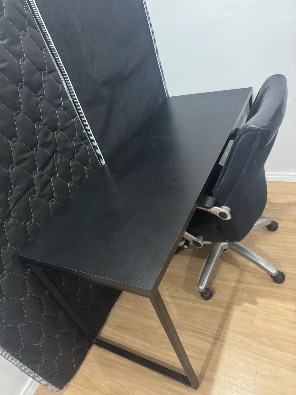 Mesa com cadeira escritório 